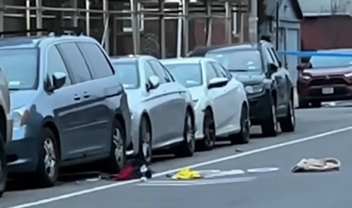 Rrahen për parking: 44-vjeçari i hyn dajak 21-vjeçarit, ai e kërcënon me thikë
