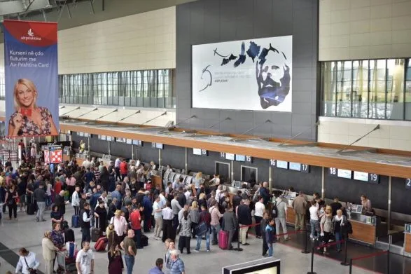 Moti i keq ia pamundëson aterimin e aeroplanit në Prishtinë, udhëtarët kthehen në Stamboll (VIDEO)