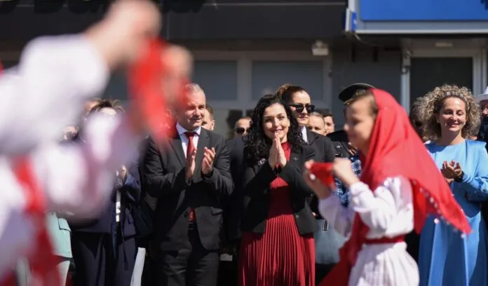 Presidentja e Kosovës pritet në Shkup me vallen e Tropojës