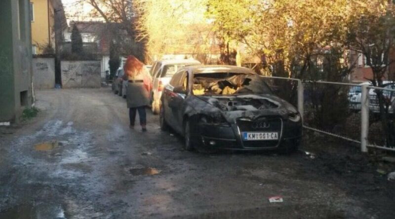 Policia arreston një të dyshuar për djegien e veturave në Veri, po e sjell në Prishtinë