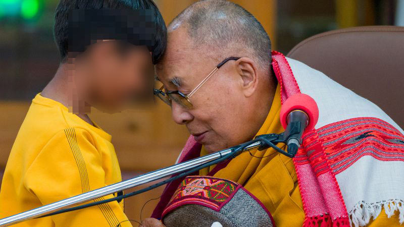 Dalai Lama kërkon falje pasi shihet duke e puthur një djalë (VIDEO)