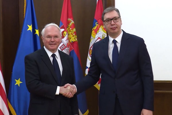 <strong>Vuçiq në takim me ambasadorin Hill ankohet për situatën në veri të Kosovës</strong>