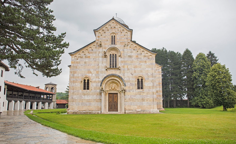 Manastiri i Deçanit: Dhuna në veri po kërcënon stabilitetin e sigurinë