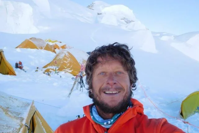 Vdiq alpinisti i njohur derisa po zbriste nga maja e Annapurnës