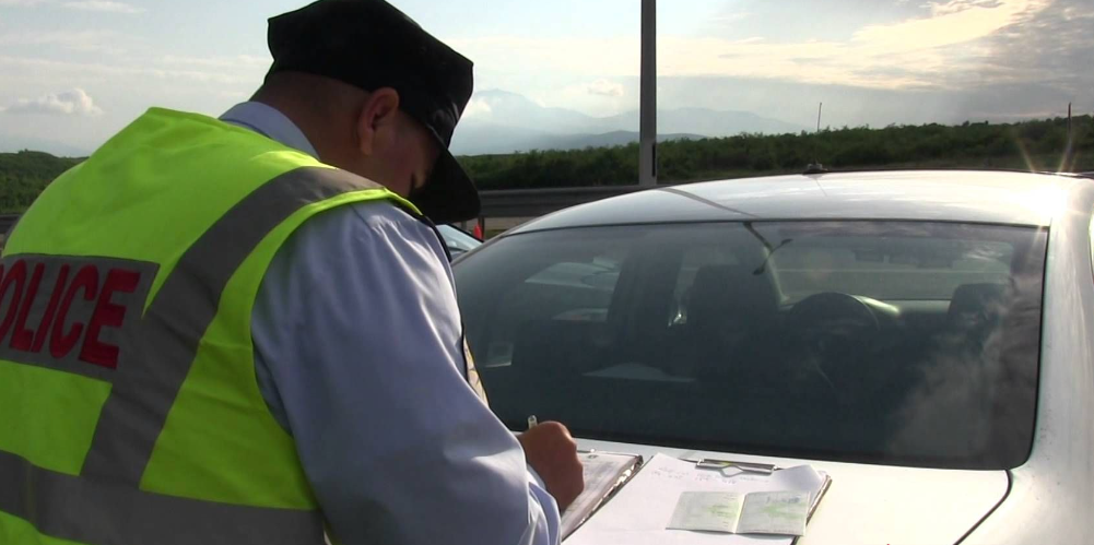 Shoferi në Prizren kapet në flagrancë pa regjistrim dhe pa patentë, i kërcënon policët me hakmarrje