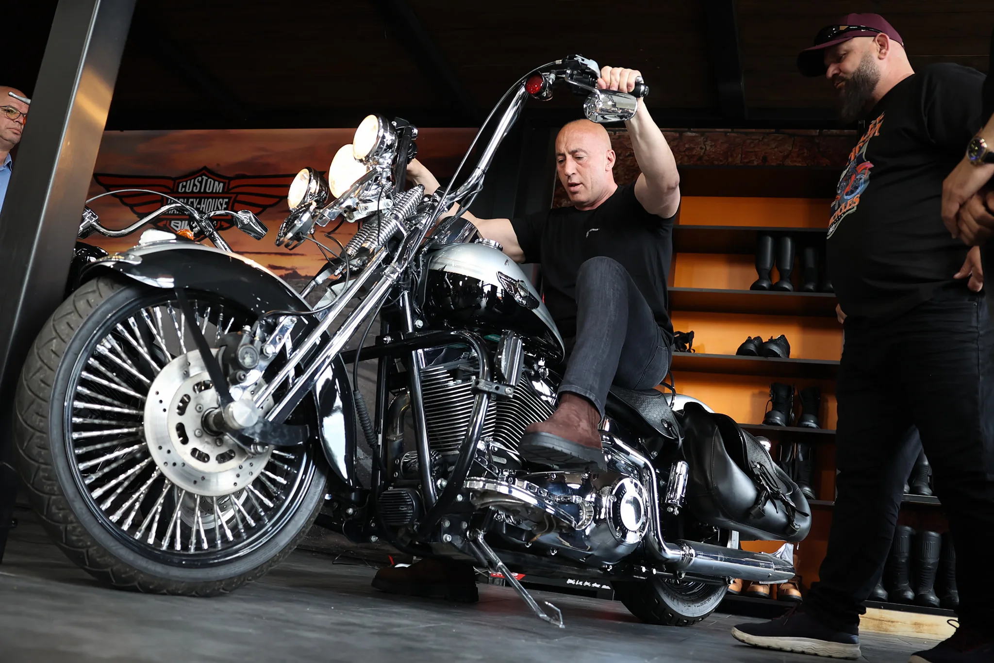 Haradinaj shijon momente në një ”Harley Davidson” 