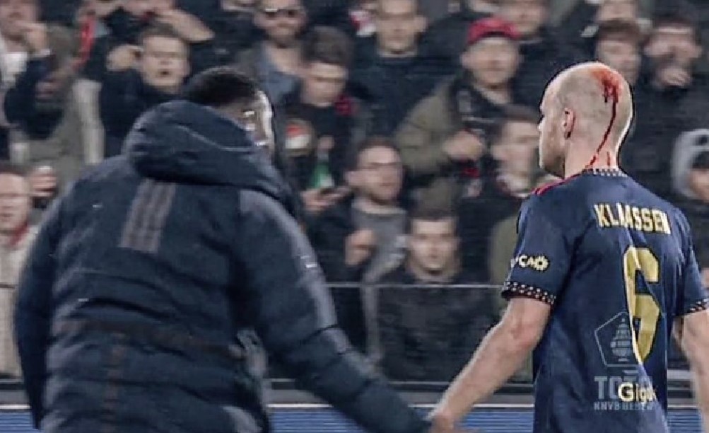 Ndërpritet sërish ndeshja Feynoord – Ajax, lojtari sulmohet nga tifozët