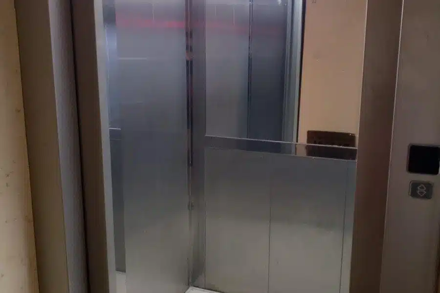 Bie ashensori në një banesë në Prishtinë: Tetë persona dërgohen në Emergjencë, 2 prej tyre fëmijë dhe 1 grua shtatzënë