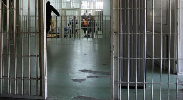Tentoi të fuste narkotikë në burgun e Dubravës, e përpiu për të mos u kapur nga zyrtarë
