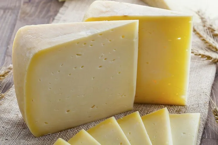 Tronditen konsumatorët, djathi parmesan bëhet nga stomaku i viçit