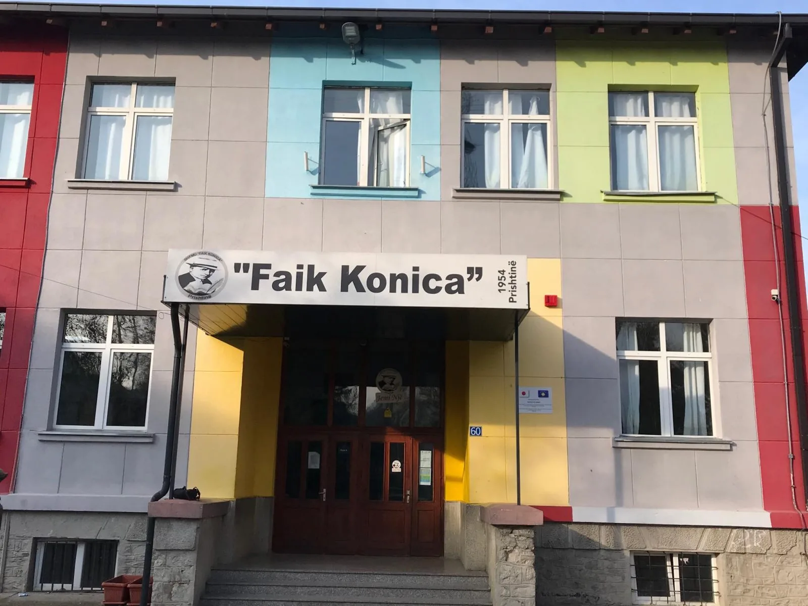 Dy nxënës të shkollës “Faik Konica” goditen nga rryma elektrike