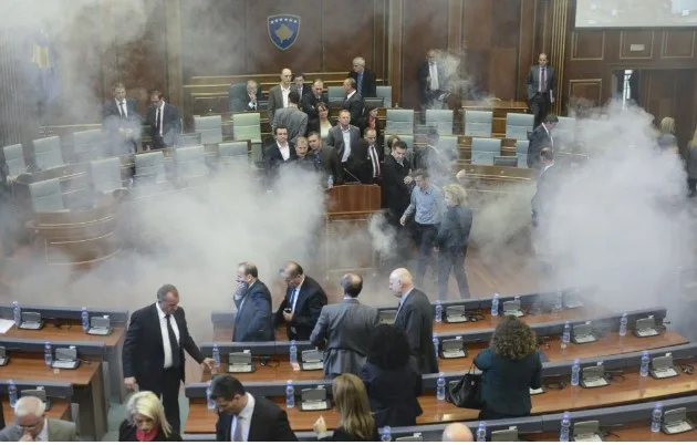 Dështon seanca ndaj Glauk Konjufcës, i akuzuar për hedhje të gazit lotsjellës në Kuvend