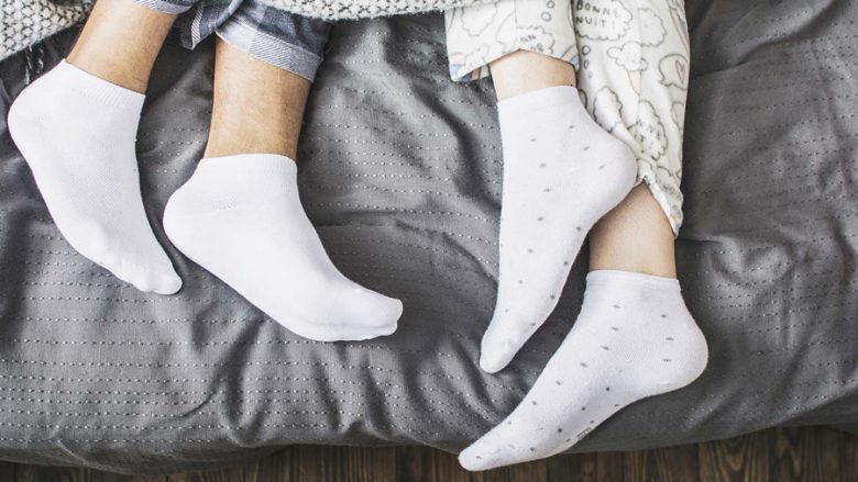 Eksperti i gjumit: Të gjithë duhet të veshim çorape në shtrat