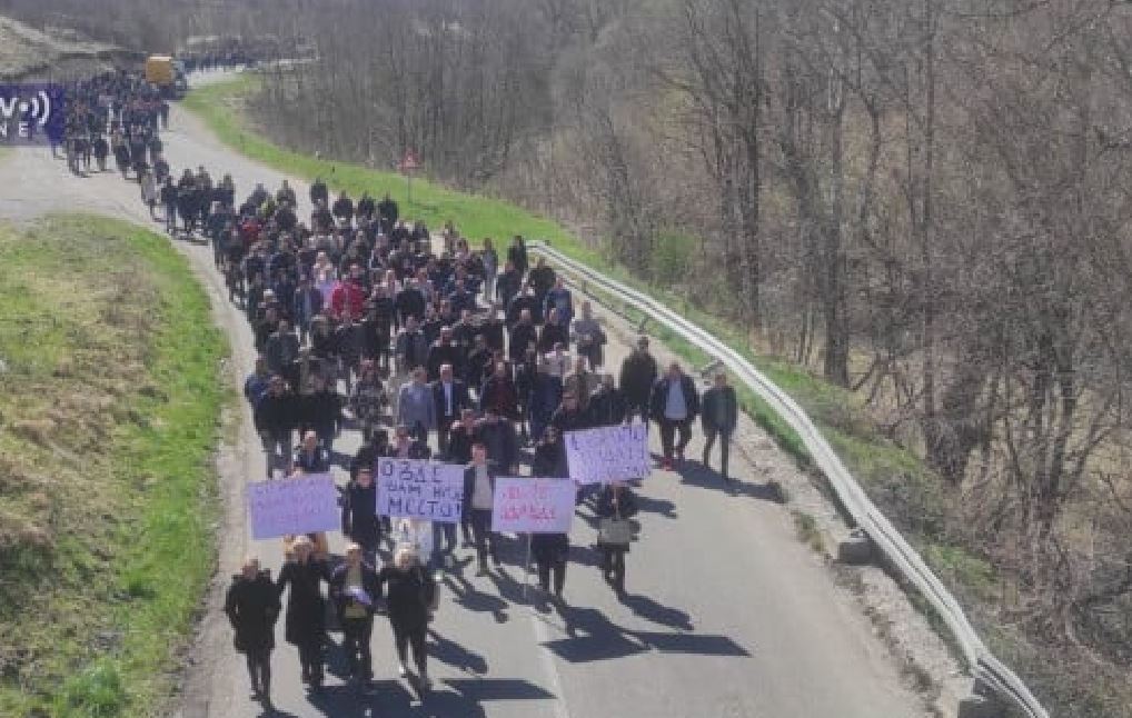 Zhvillime të reja në veri, serbët bllokojnë një rrugë
