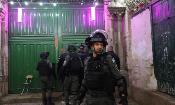 Përleshje mes policisë dhe besimtarëve në një xhami në Jerusalem, lëndohen 14 persona
