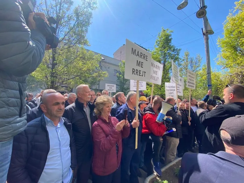 Sot protestojnë punëtorët e sigurimit fizik të KEK-ut