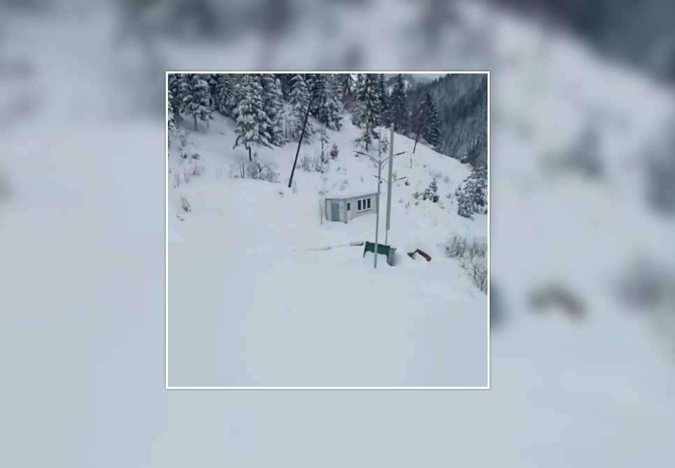Mbi 1 metër borë në Koshutan të Pejës, dyshohet se disa banorë kanë mbetur të bllokuar