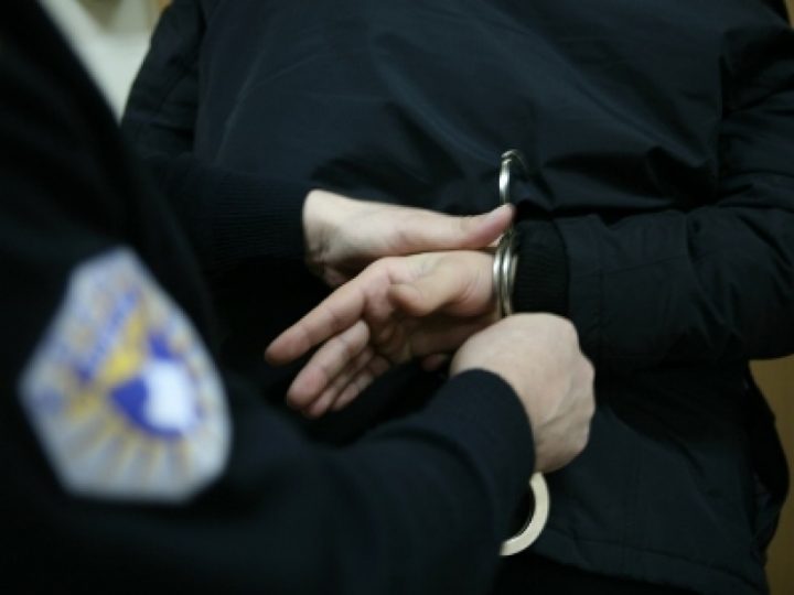 Gjilanasi tenton t’i godas me kombi policët, përfundon i arrestuar