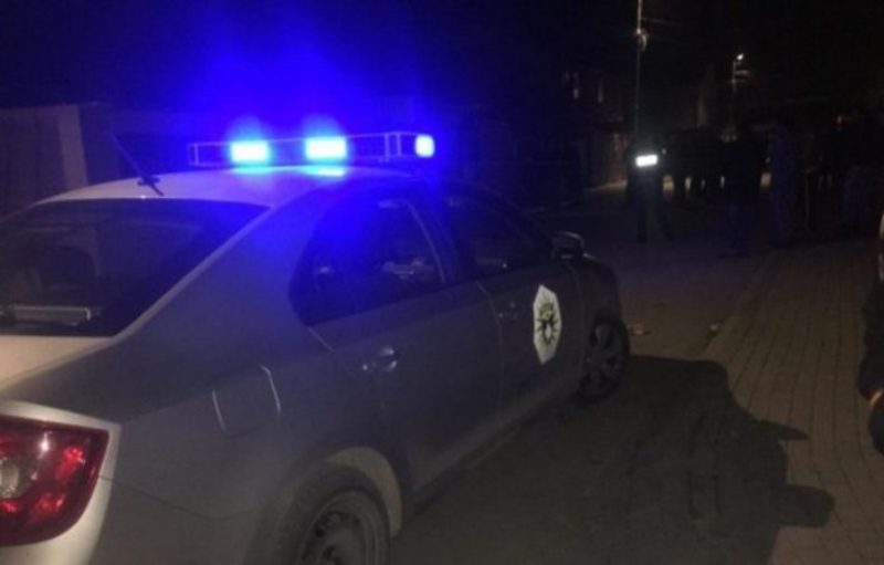 Policia ndal veturën me targa të huaja në Prishtinë, ia gjejnë shoferit armën me dhjetëra fishekë