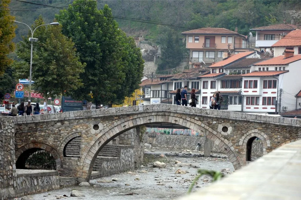 Hajnat ia mësyjnë depos me makina të ndërtimtarisë në Prizren, vjedhin pajisje në vlerë të 56 mijë eurove