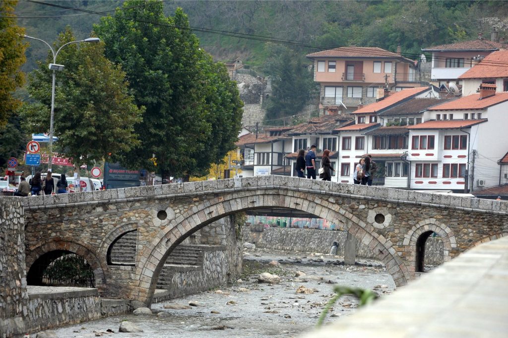 Prizren: 20-vjeçari përdorues i drogës ushtron dhunë ndaj babait, tenton ta godas me bisht sëpate