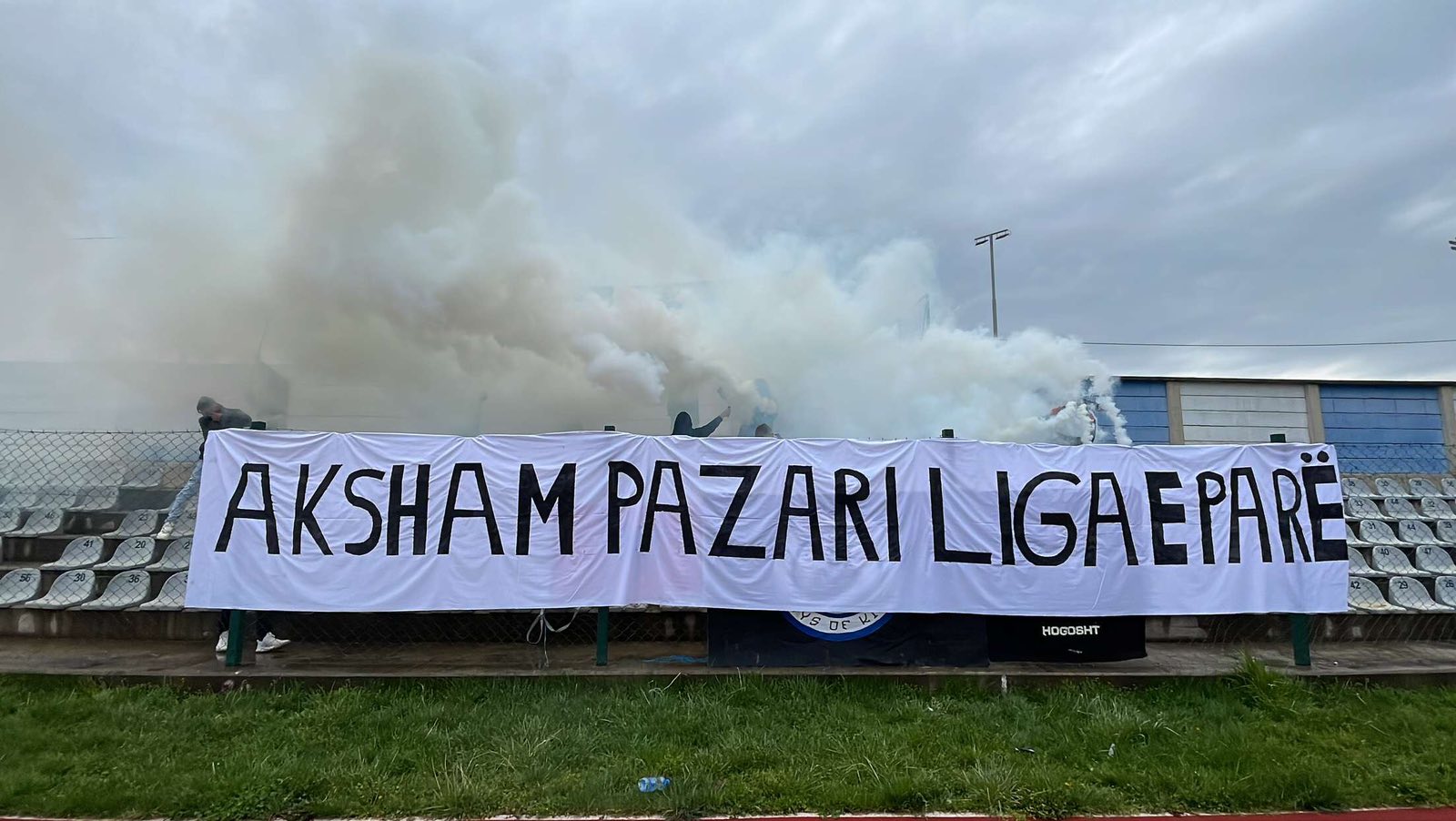 Tifozët e Kikës me slogan thumbues: “Aksham Pazari Liga e Parë”