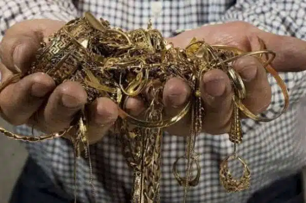 Hajnat marrin stolitë e arit në vlerë të 9 mijë eurove nga një shtëpi në Rahovec
