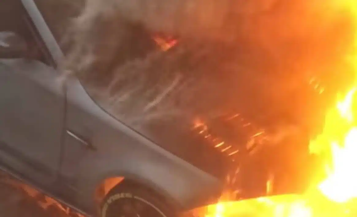 Shpërthen zjarri në një autosallon në Novobërdë, digjen tri vetura