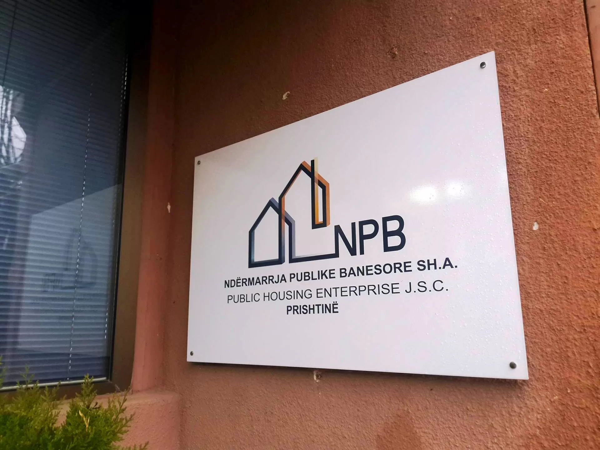 Avokati i NPB-së: Nuk po bastisen zyrat por shtëpitë e ish-zyrtarëve