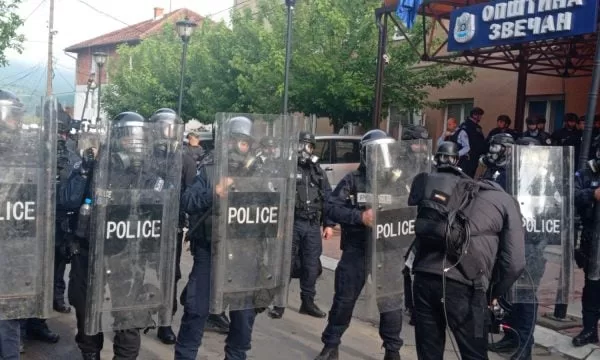 Momenti kur serbët tentojnë të hynë në objektin e Komunës në Zveçan, policia i largon me spray