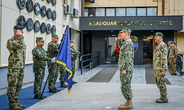 Admirali i NATO-s zbarkon në Kosovë, takon QUINT-in dhe jep disa porosi për Veriun