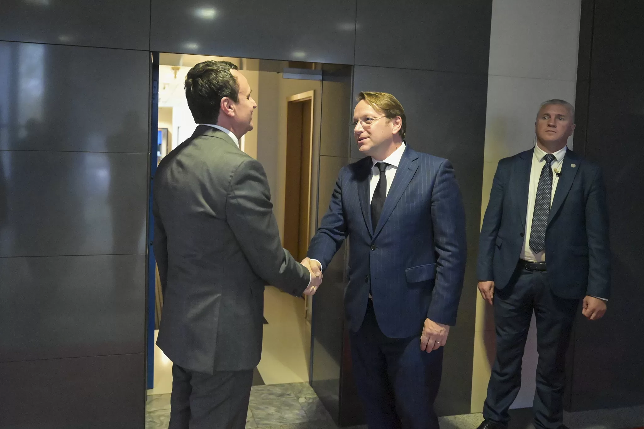 Kurti u takua me Komisionerin e BE-së Várhelyi, ja se për çfarë diskutuan