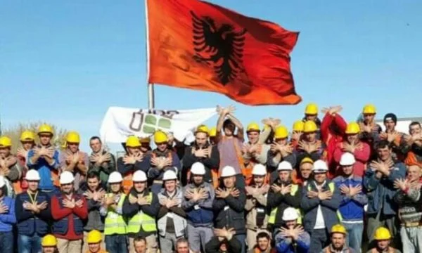 Pacolli uron 1 majin me një foto të veçantë për punëtorët shqiptarë në Kazakistan