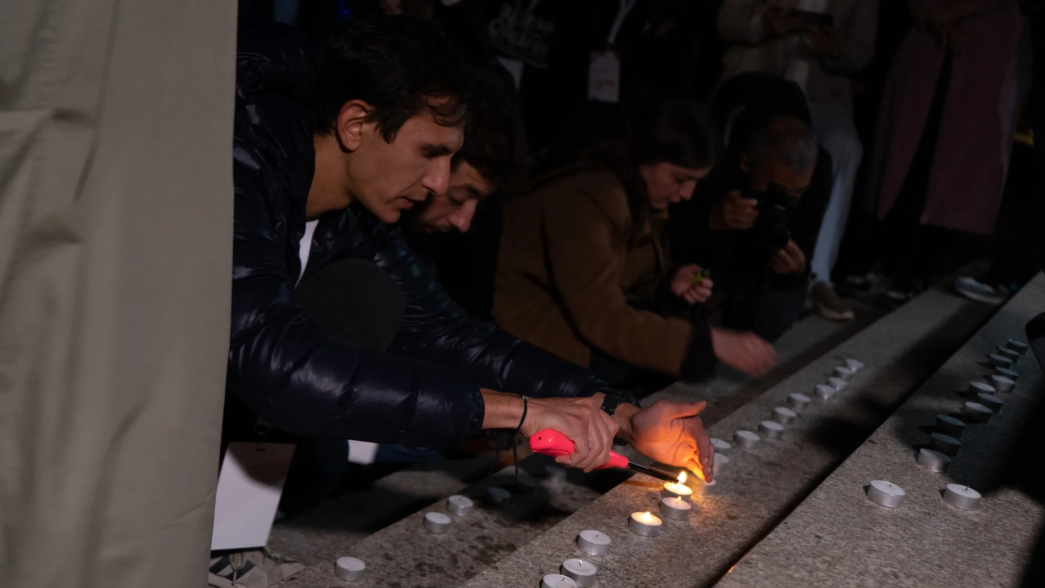 Në Prishtinë ndizen qirinj për viktimat e sulmit në Beograd