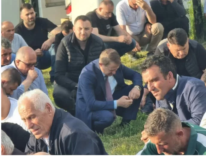 Kryetari i Vushtrrisë, Ferit Idrizi, nuk mund t’i mbajë lotët gjatë varrimit të 4 vjeçarit, Ylli Mehana