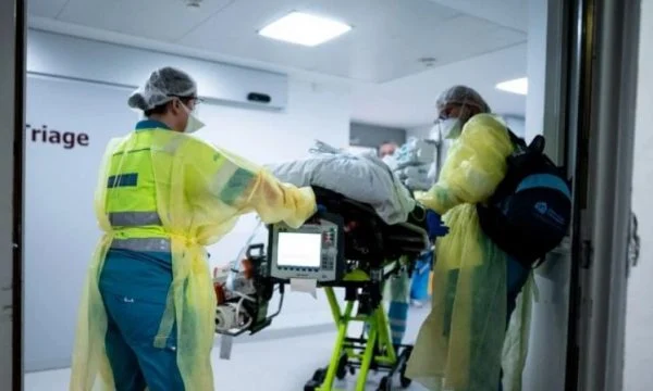 “Nuk doja t’i shihja duke vuajtur”, infermieri holandez pranon se ka vrarë 20 pacientë me Covid-19