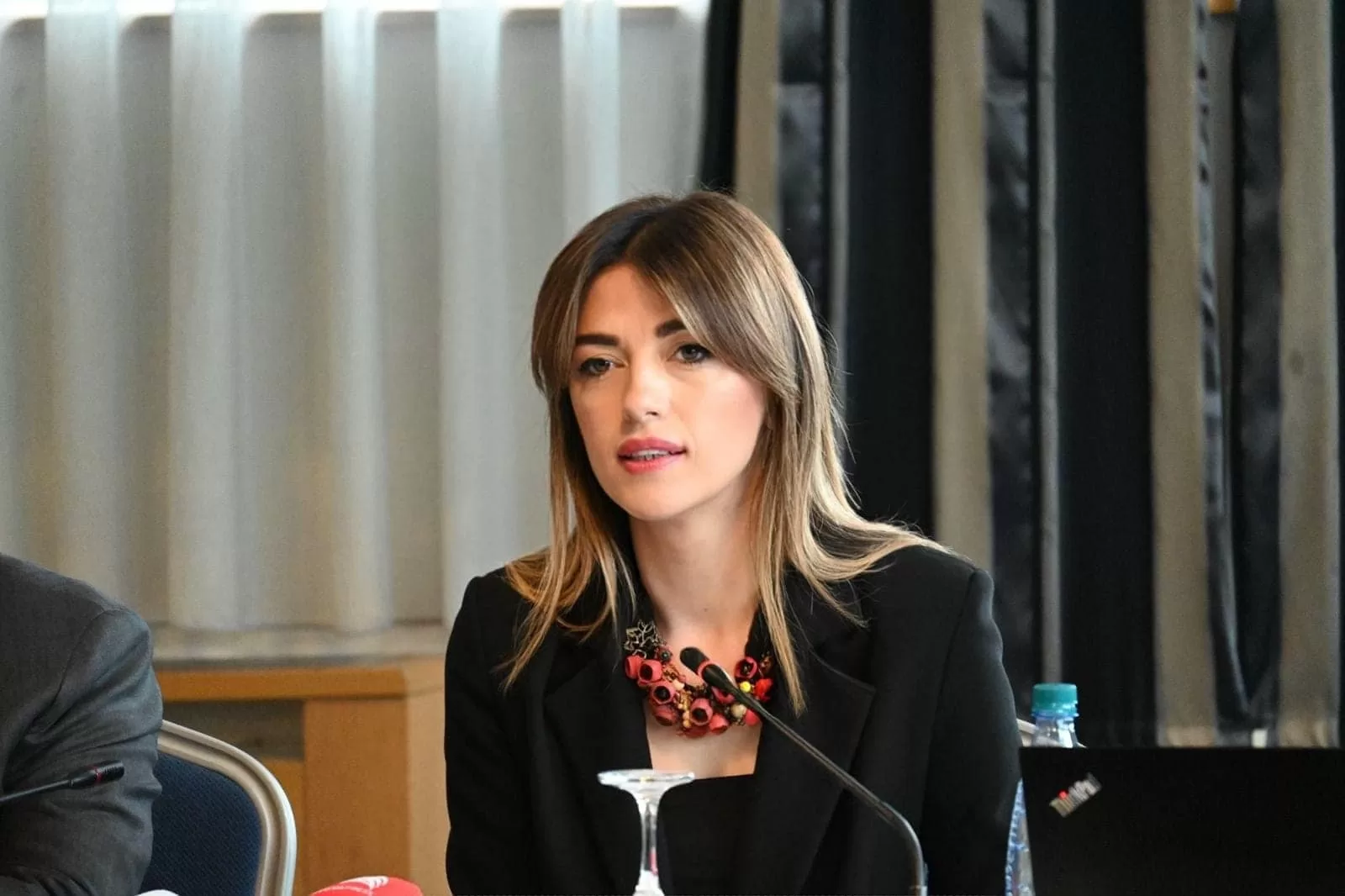 Ministrja Haxhiu ftohet nga Prokuroria Speciale për rastin Dehari