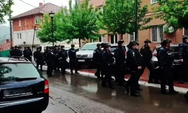 Momenti kur serbët u dalin përpara Policisë së Kosovës para komunës së Zveçan