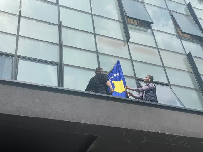 Flamuri i Kosovës vendoset në komunën e Leposaviqit pak minuta pasi hyn kryetari