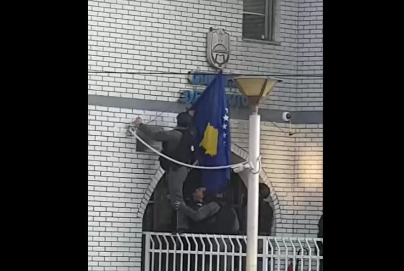 I ndërrohet vendi flamurit të Kosovës në objektin e komunës në Zubin Potok (FOTO)