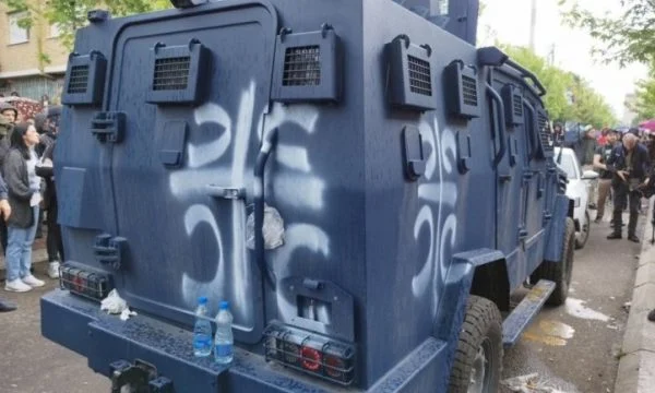 Protestuesit vizatojnë simbole nacionaliste mbi autoblindën e Policisë