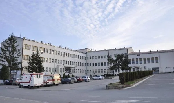 Mjekëve të Spitalit të Gjilanit të dyshuar për ryshfet u skadon paraburgimi pas 3 ditësh, prokuroria ende pa vendim