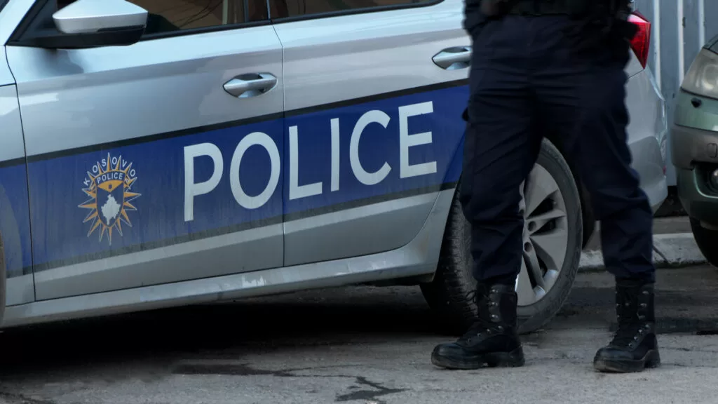 Theret me thikë një person në Prishtinë, arrestohen dy të dyshuar