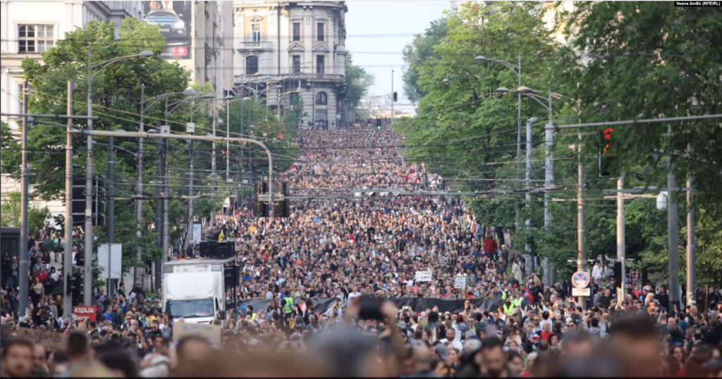 Në Beograd organizohet një ndër protestat më të mëdha, kërkohet dorëheqja e Vuçiqit