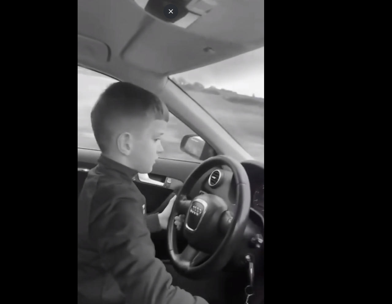 7 vjeçari vozit veturën mbi 100km/h në një rrugë të Kosovës, madje bënë tejkalime të rrezikshme