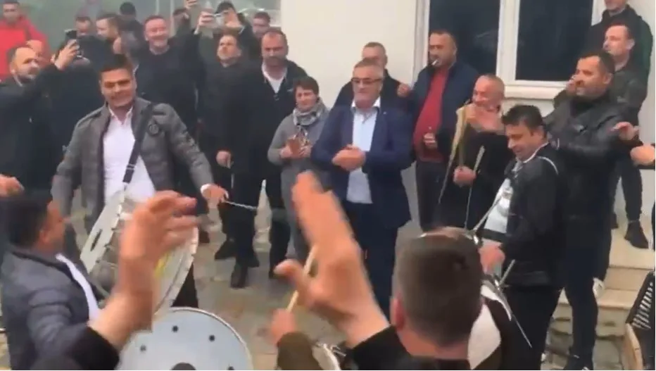 Me tupanë në shesh, socialistët e Tropojës festojnë fitoren e bashkisë
