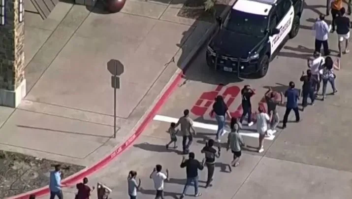 Një i armatosur vrau 9 persona në një qendër tregtare në Teksas