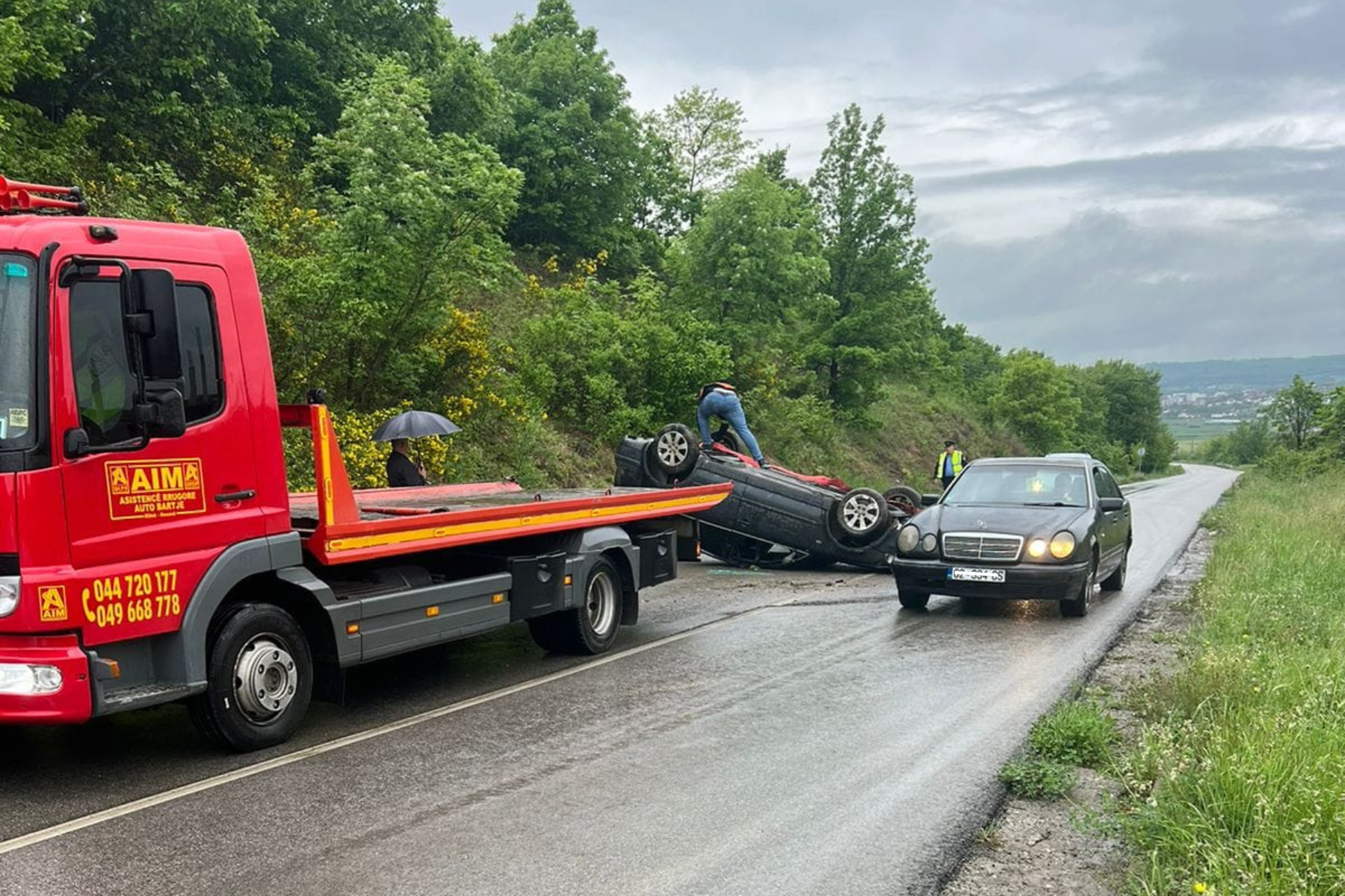 Rrokulliset vetura në rrugën Klinë-Skenderaj, lëndohet shoferi (Foto)