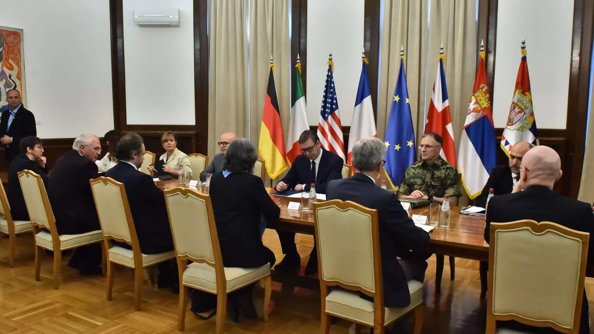 Vuçiq takohet me ambasadorët e vendeve të Quintit