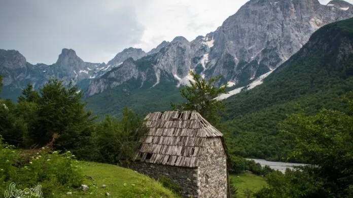 Dy turistet ishin nisur për hiking në Theth, rrëshqitën dhe i zuri orteku i dëborës